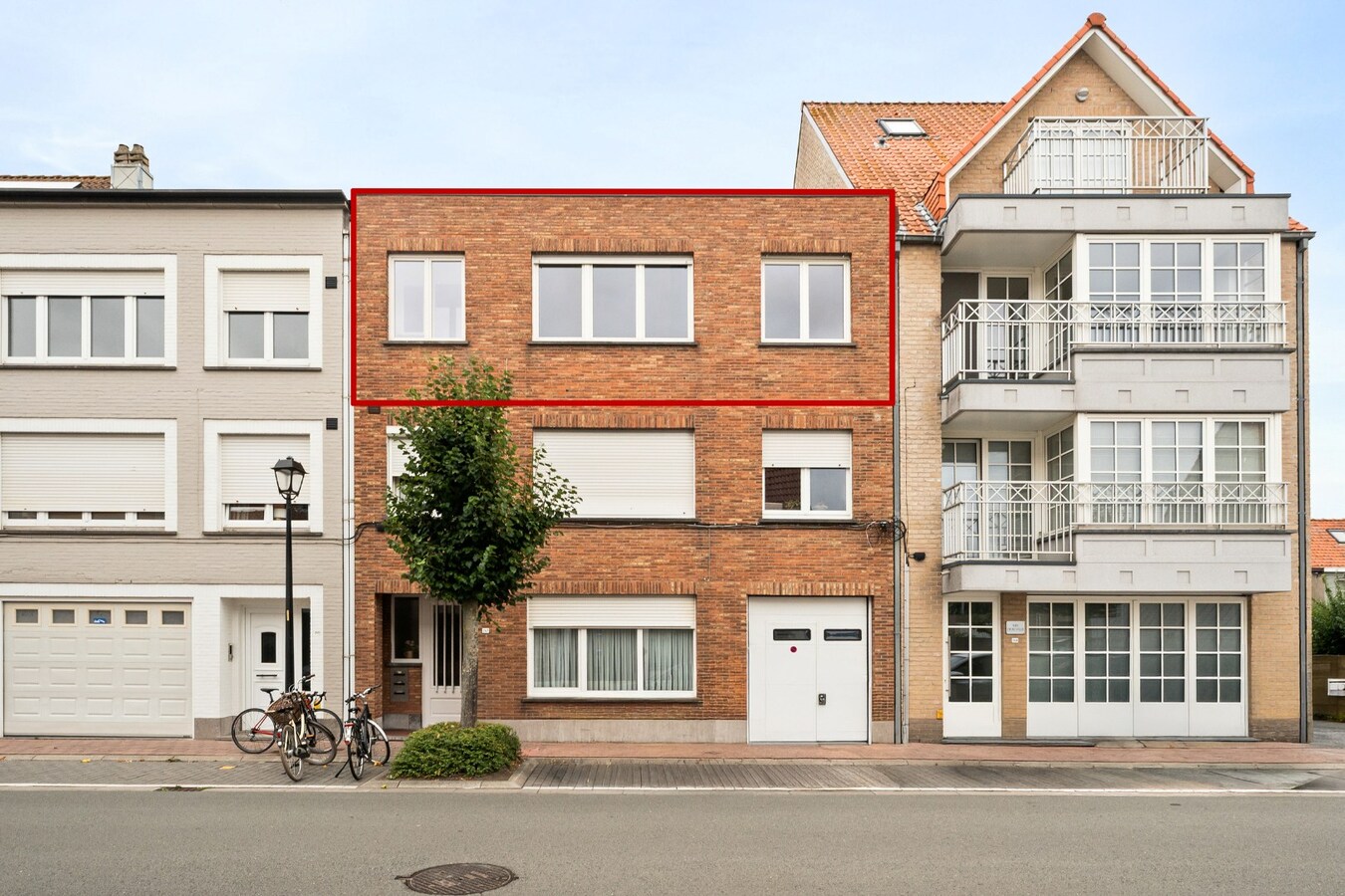 Instapklaar en lichtrijk appartement met terras in het centrum van Heist. 