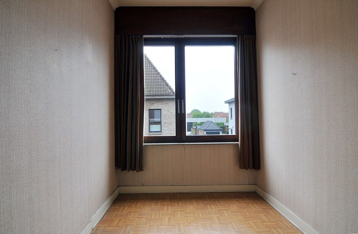 NIEUWE PRIJS Kloeke halfopen woning met 4 slaapkamers, tuin en garage 