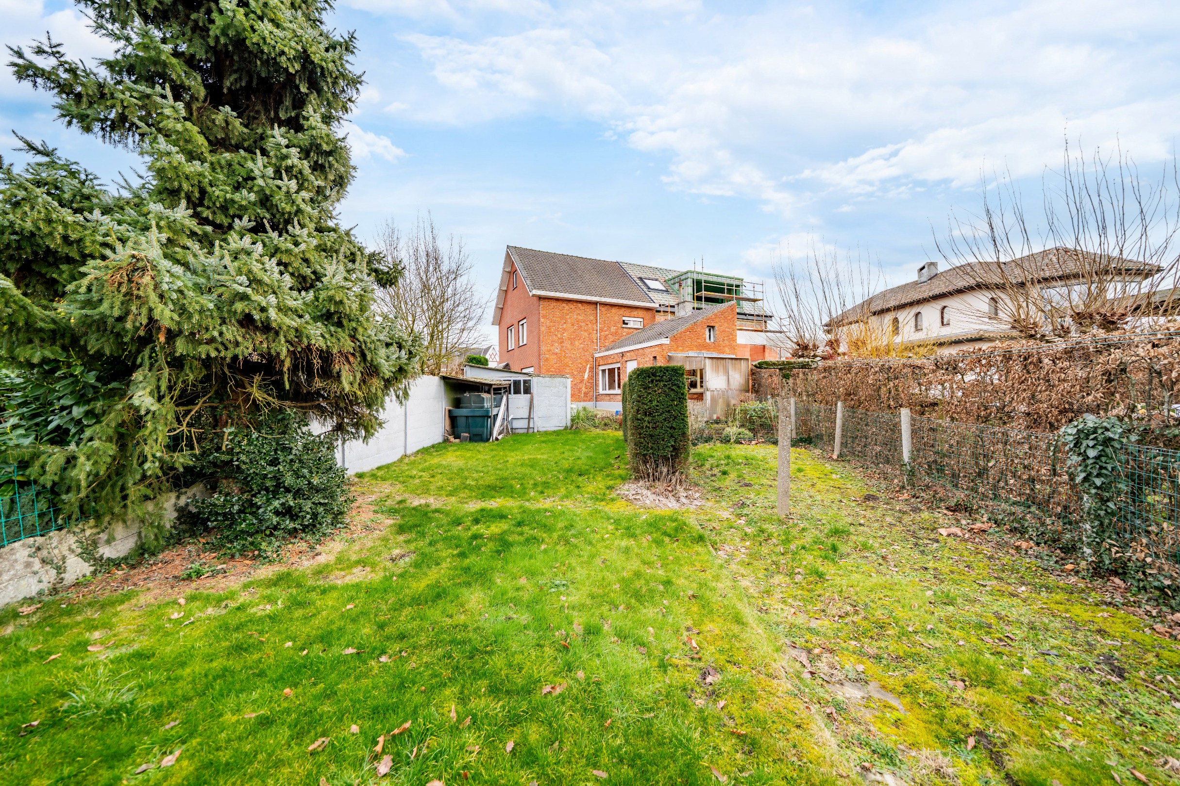 Halfopen bebouwing met 3 slaapkamers, tuin en garage. 