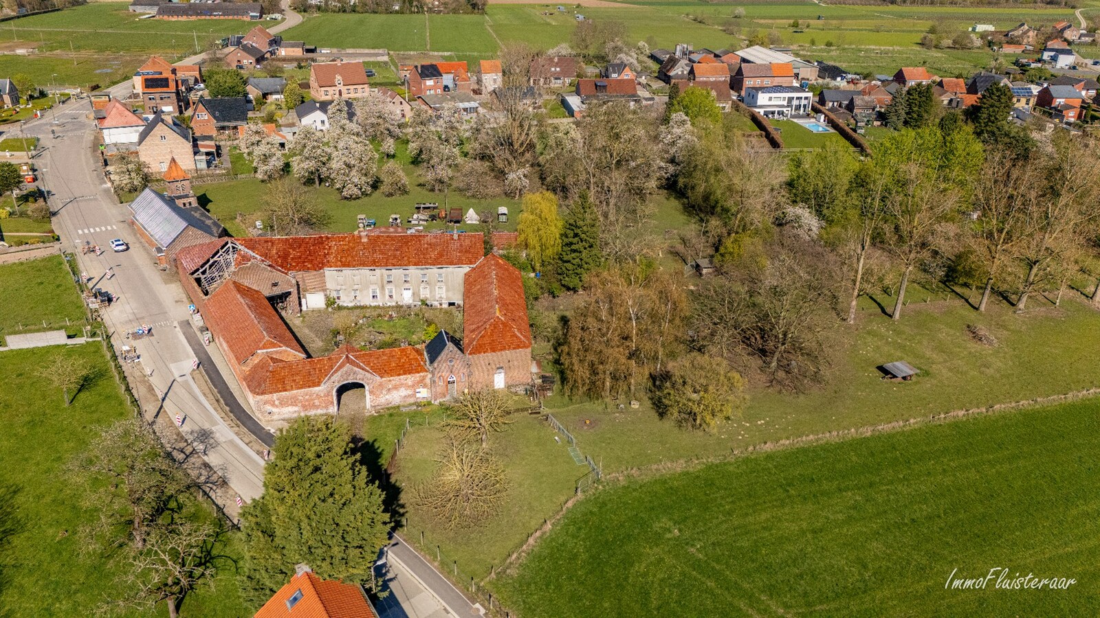 Te renoveren vierkantshoeve op een ruim perceel van ca. 2,6ha te Kortenaken 