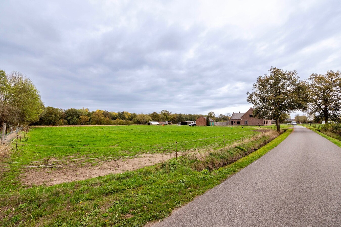 Landelijk gelegen woning met weiland op 90a 35ca 