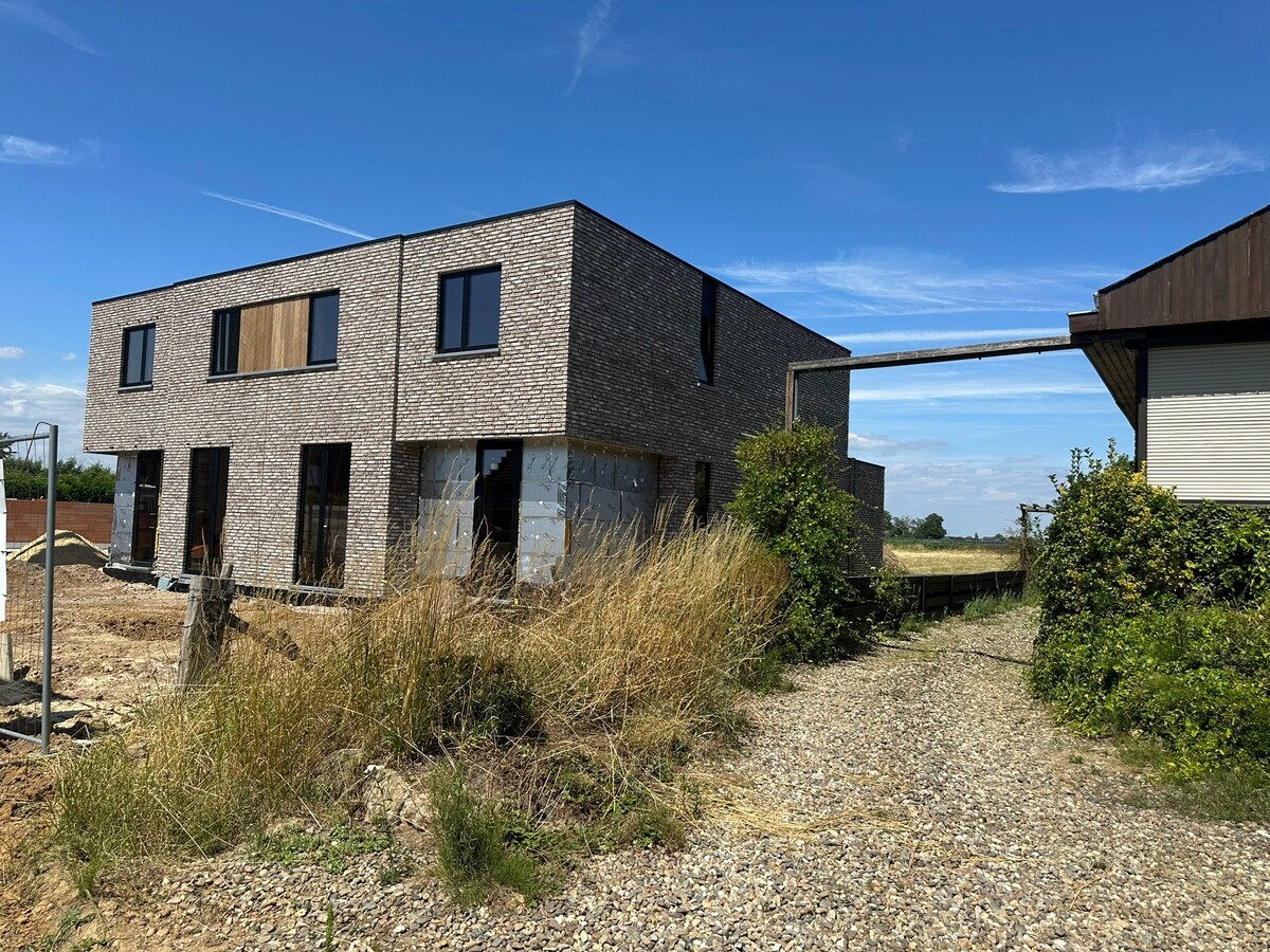 Mijmeren over de velden - luxueuze half open nieuwbouwwoning in Rotem 