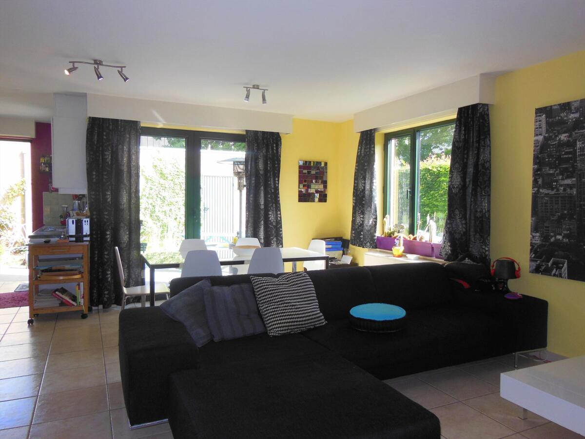 Gezellig gelijkvloersappartement met zonnige tuin en garage 