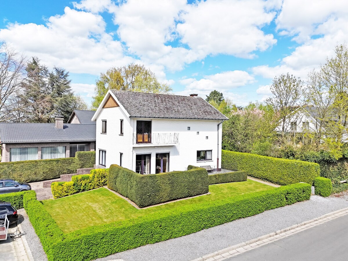 Residentieel gelegen hoekwoning nabij centrum Zottegem 