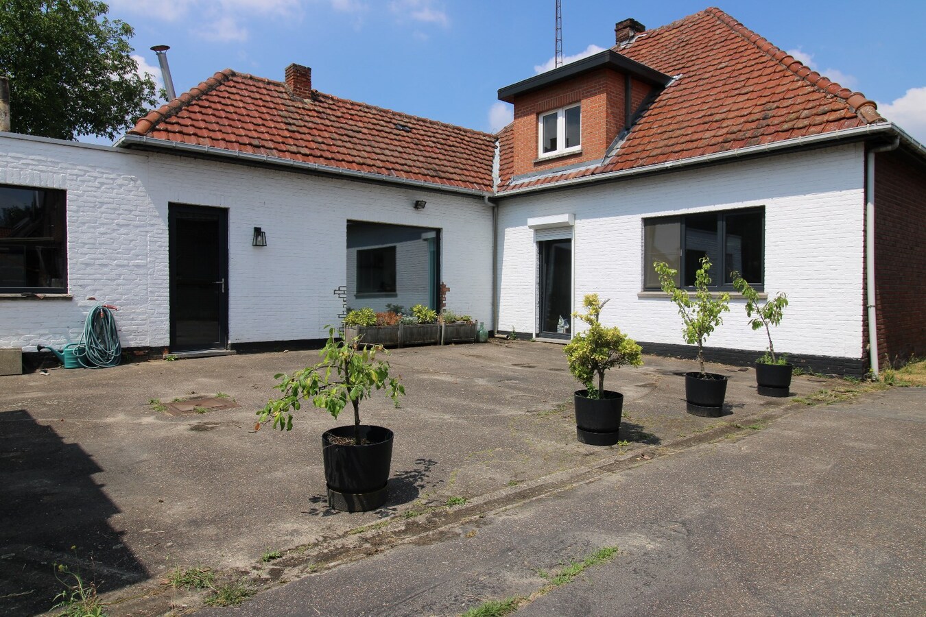 Gezellige gerenoveerde woning op een perceel van 8 are 