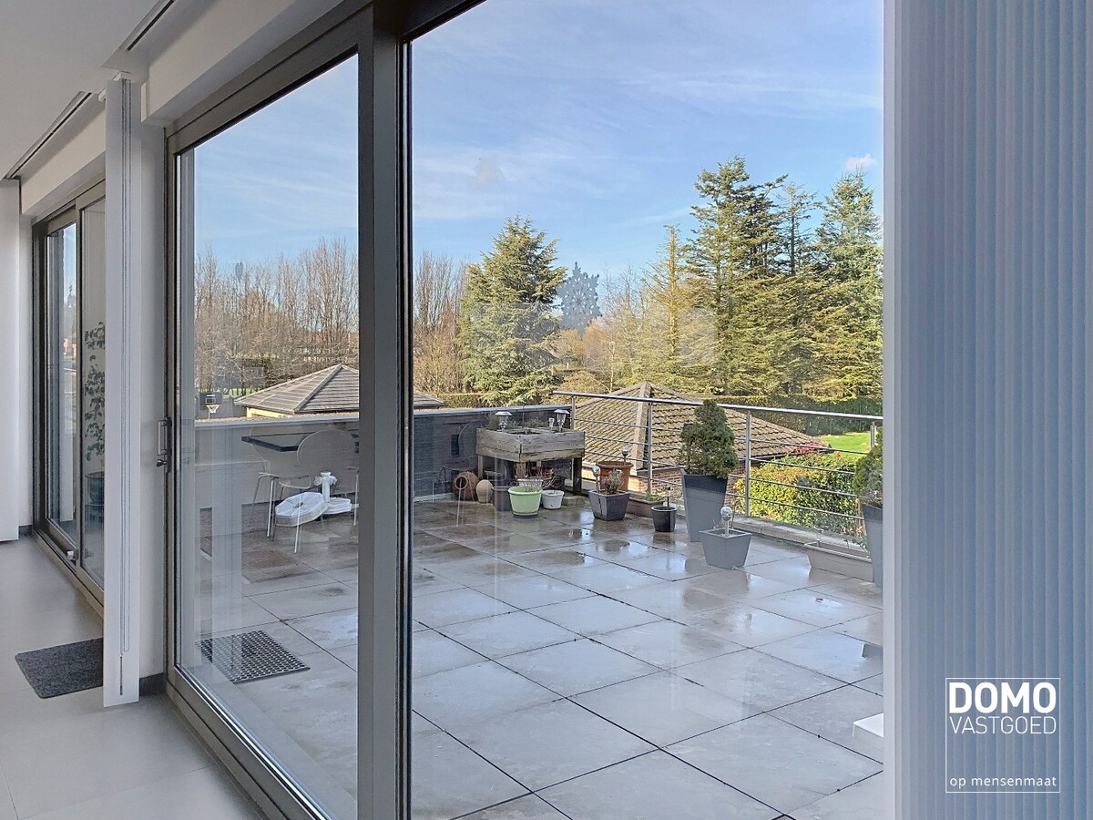 COMMERCIEEL PAND MET RUIM APPARTEMENT OP ZICHTBARE LOCATIE IN HERK-DE-STAD 