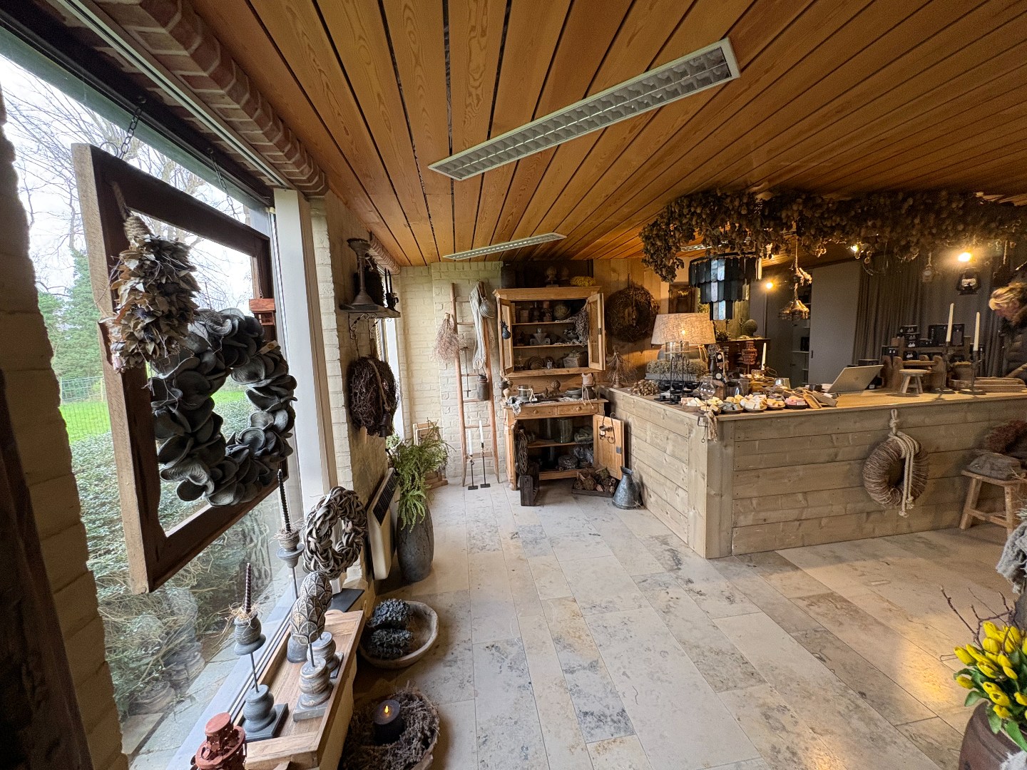 Commerciële ruimte van 134 m² met bijhorende parkingplaatsen 