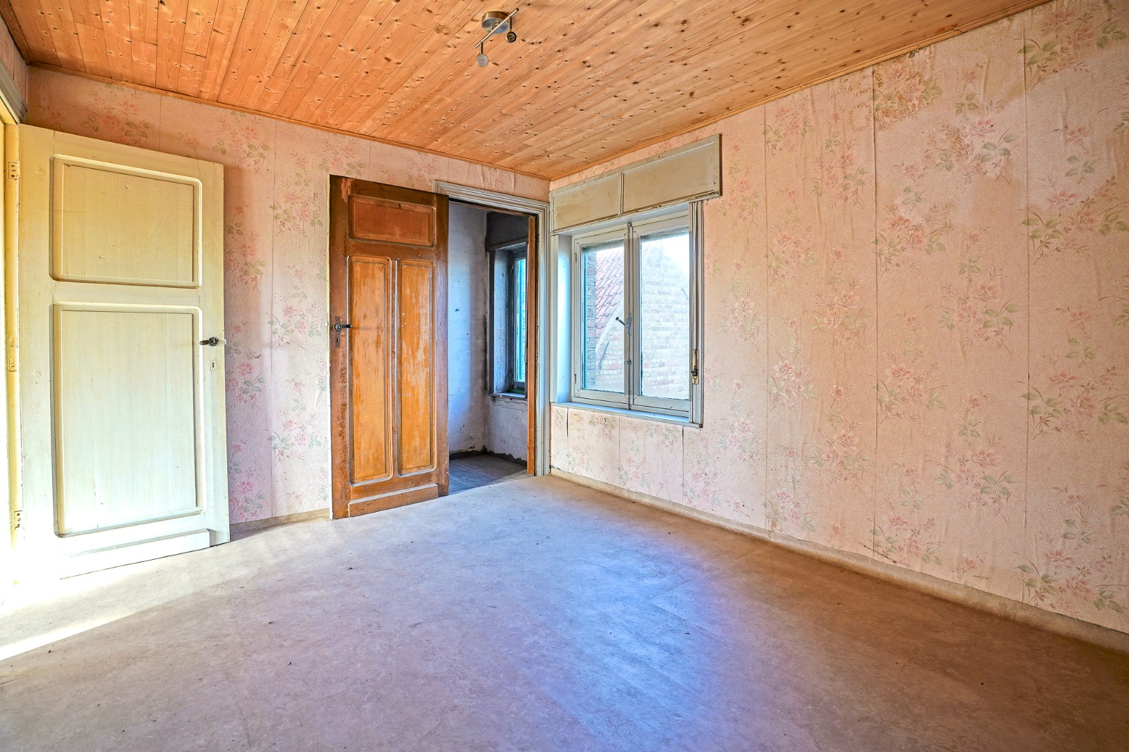 Te renoveren woning met 5 slaapkamers op 8.102 m²  te Diksmuide! 
