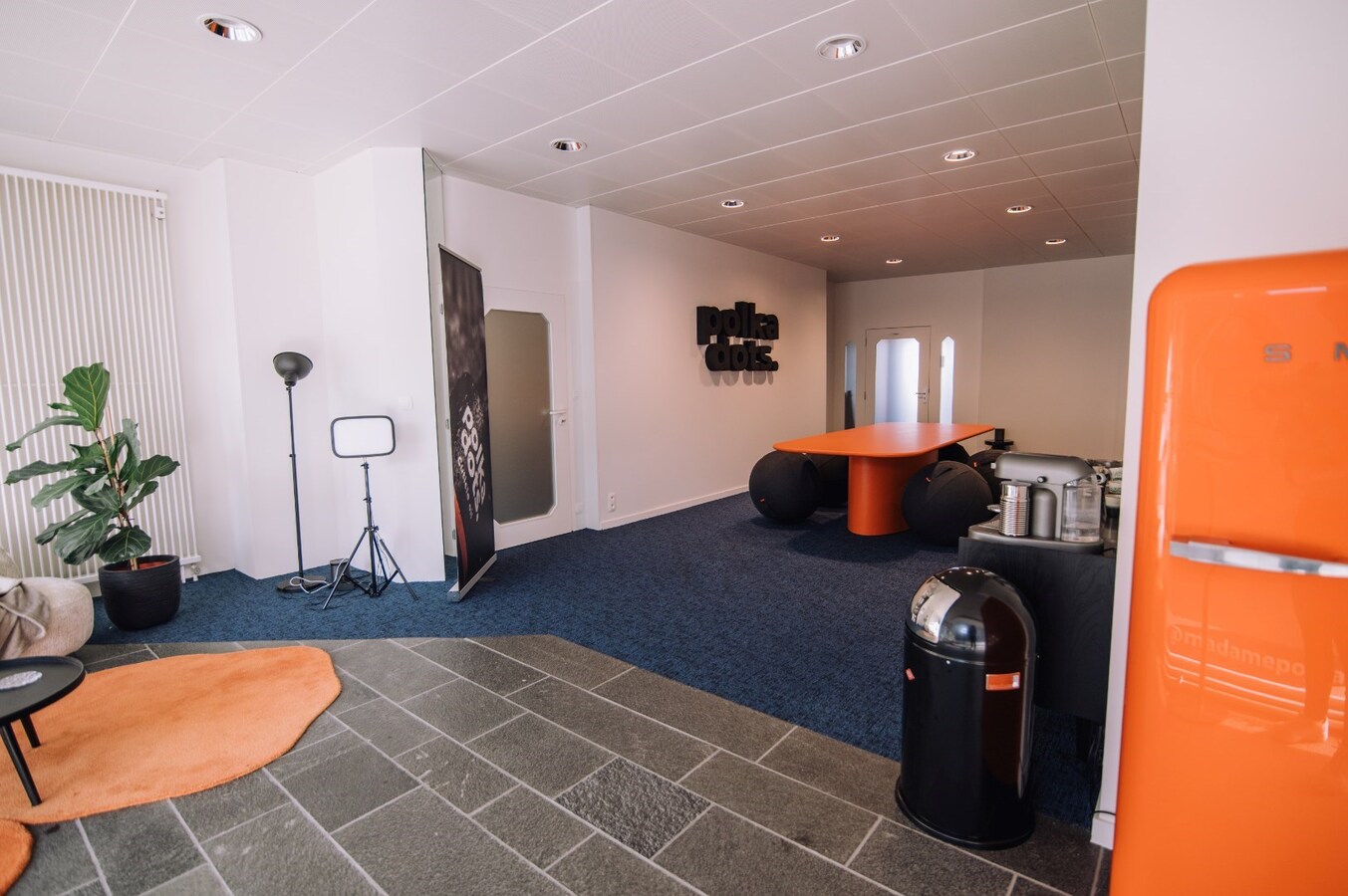 Ruim commercieel pand met parking. Uitstekende ligging nabij station en ziekenhuis. 