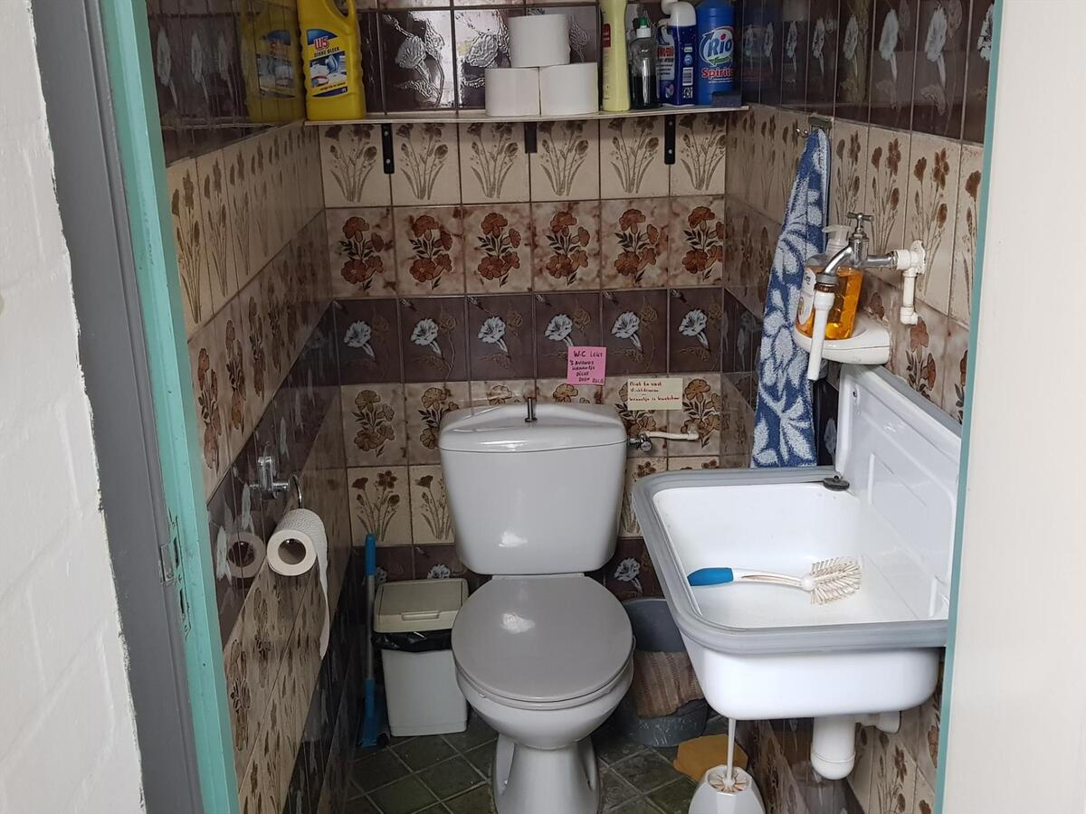 Winkelpand gelegen in de kern van Veldhoven-dorp aan de Rapportstraat 18 te Veldhoven, het object is momenteel in gebruik als kledingzaak. 