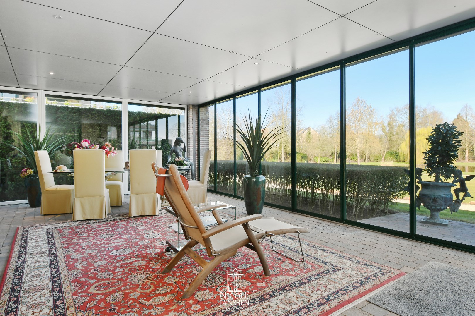 Vanuit de leefruimte is zowel de orangerie als het terras aan de voorzijde te bereiken