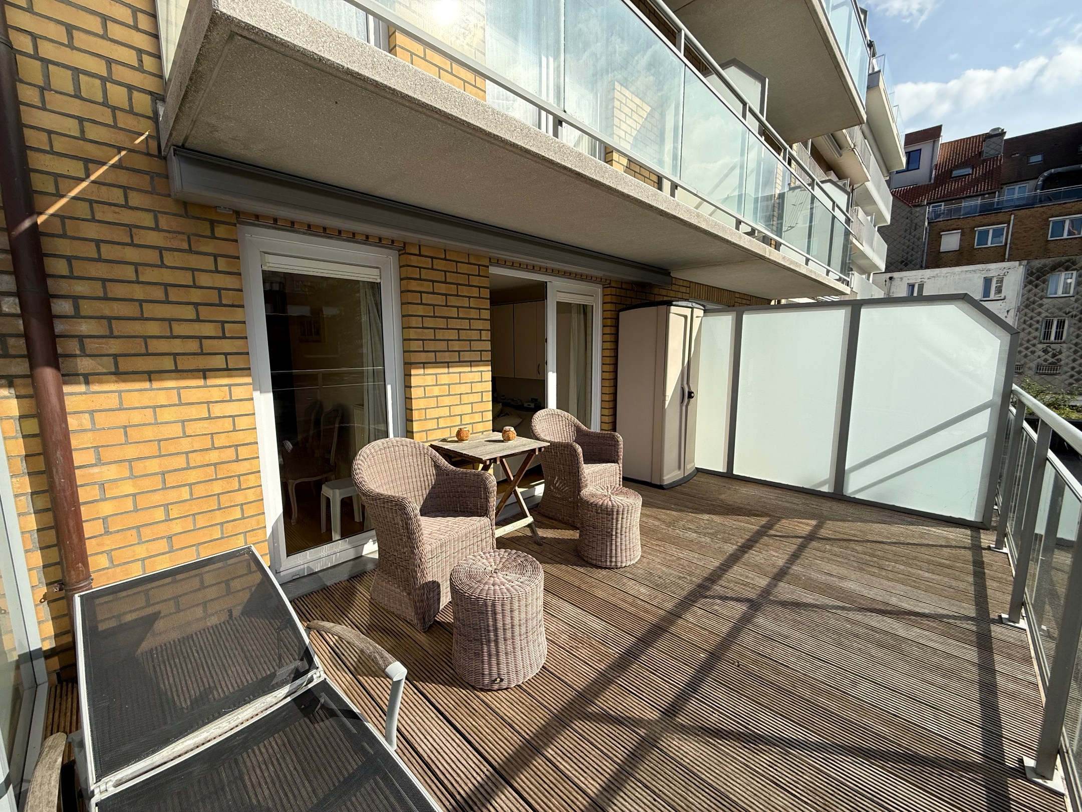 Meublé - Appartement idéalement situé et parfaitement entretenu avec 2 chambres et une grande terrasse situé dans l'avenue Van Bunnen. 