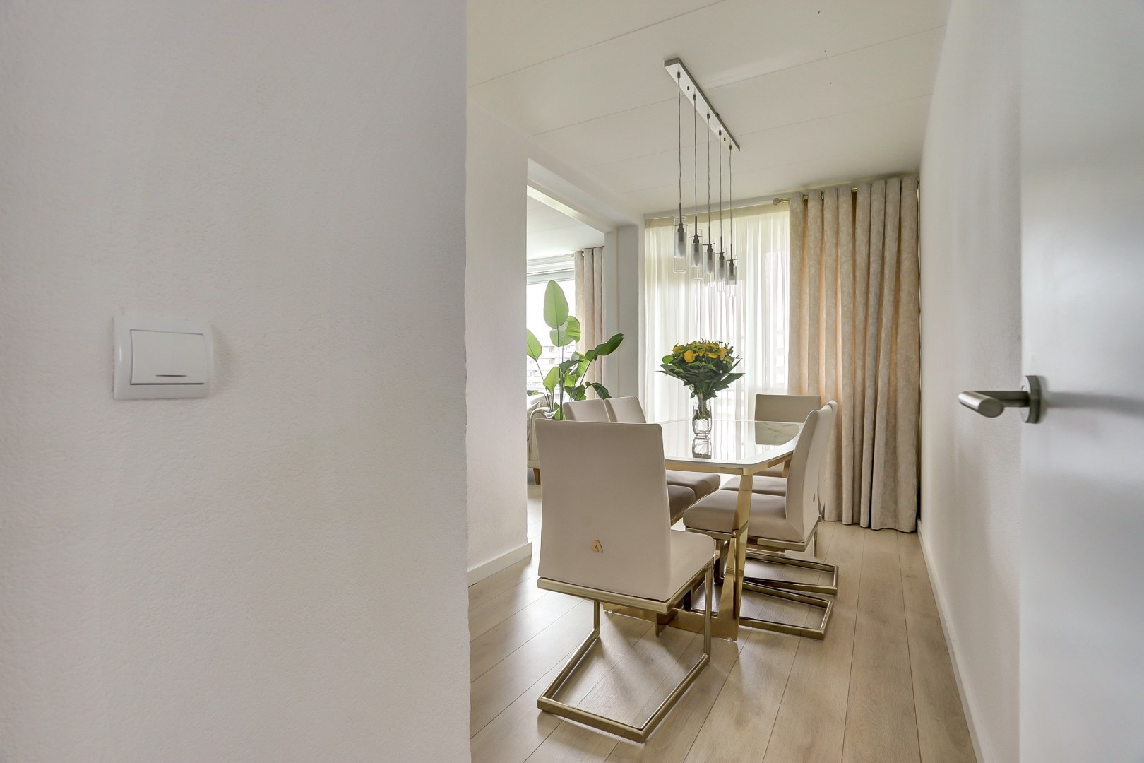 Zonder klussen te betrekken dit fraaie 4-kamer appartement op de 10e verdieping met 3 slaapkamers, fraaie keuken, moderne badkamer, mooi uitzicht en gelegen aan een groen park! 