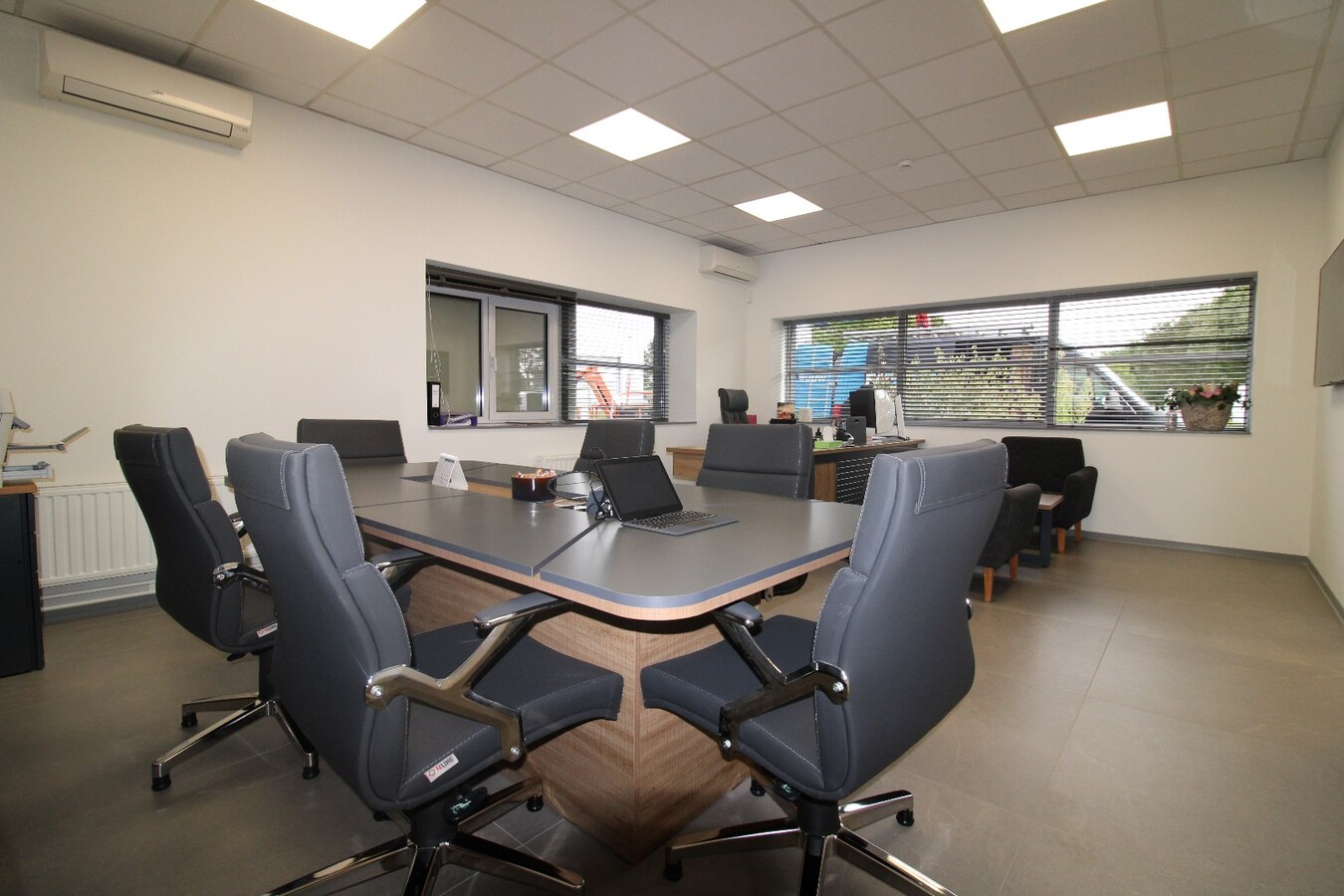 Goed gelegen bedrijfshal met kantoren 