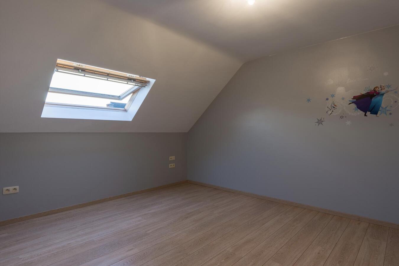 Goed gelegen recente pastoriewoning 