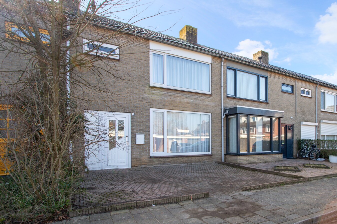 Uitgebouwde middenwoning met grote berging (28 m2) gelegen in een gewilde woonwijk in Bladel. 