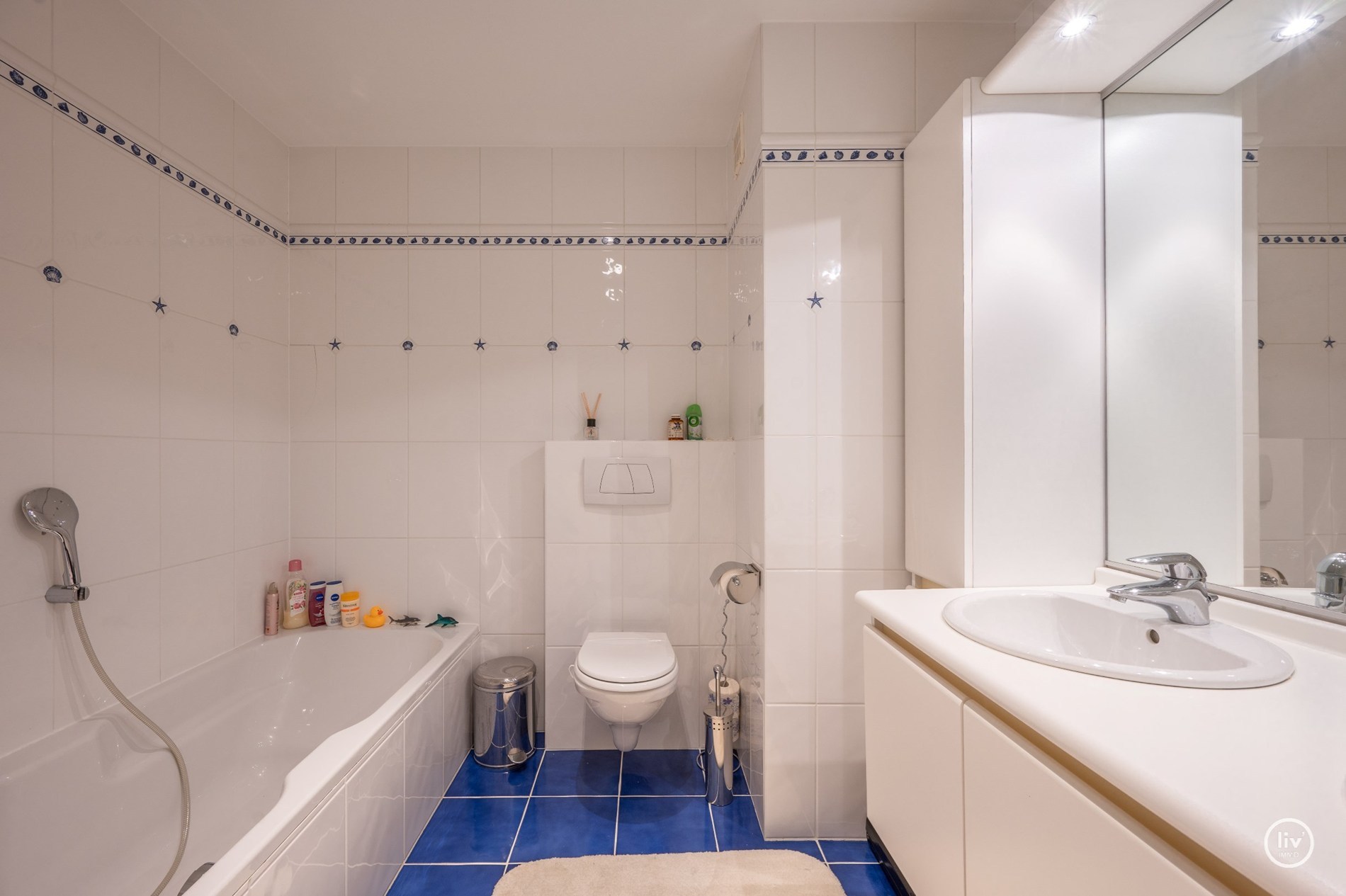 Uitzonderlijk dakappartement met een schitterend zonneterras en een prachtig open zicht over de villa's van het Zoute, gelegen tussen het centrum van Knokke. 