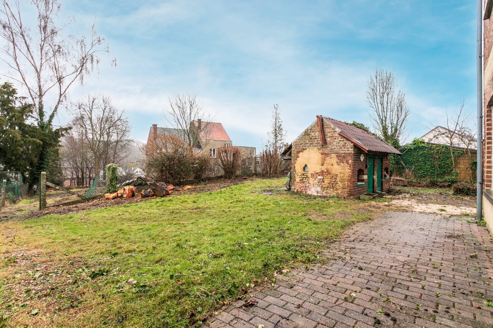 Vrijstaande woning (op 6a27) met 3 slpks, garage en tuin 