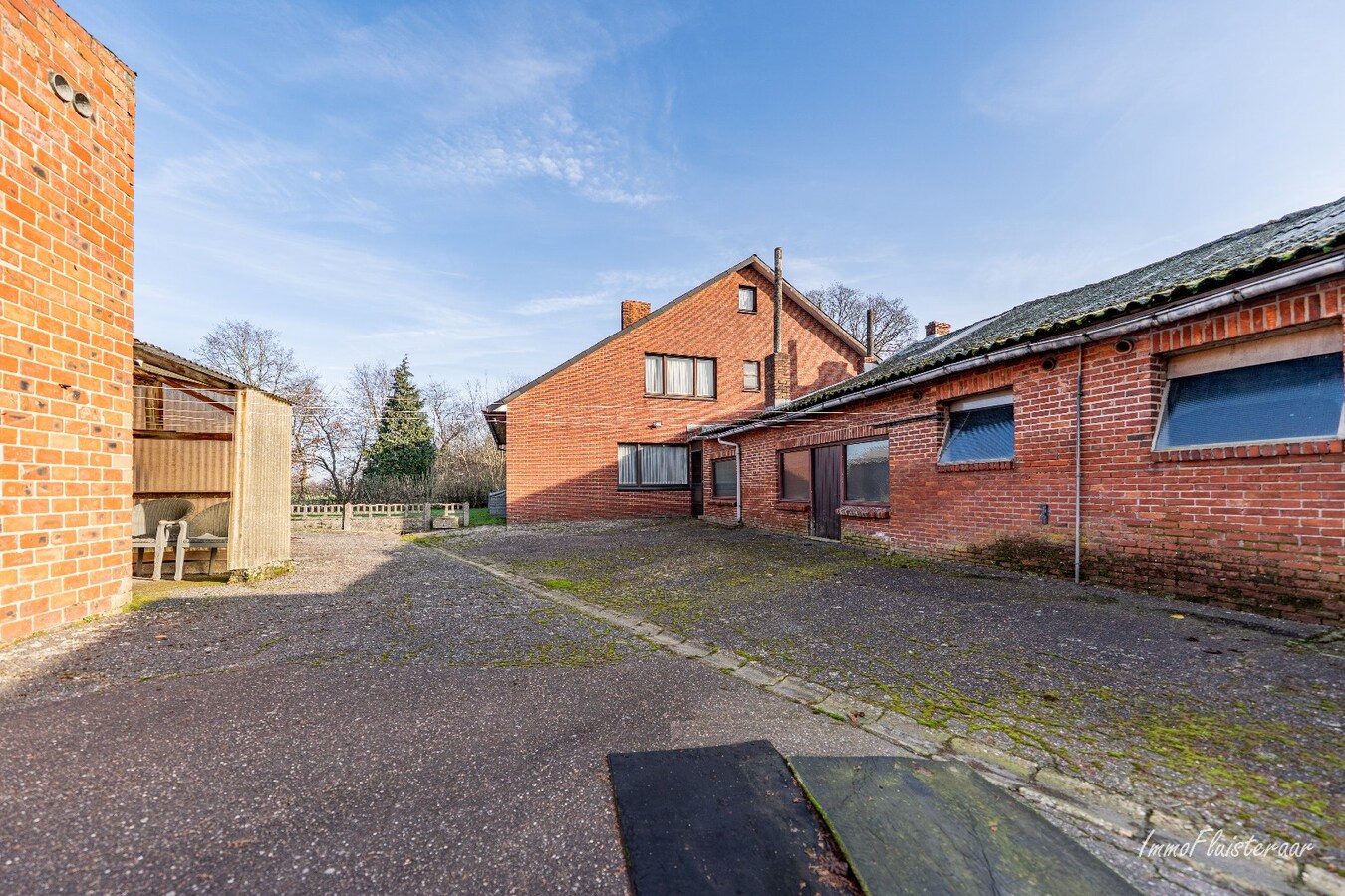 Renovatable farmhouse with stables and pastures on approximately 7 hectares in Hechtel-Eksel. 