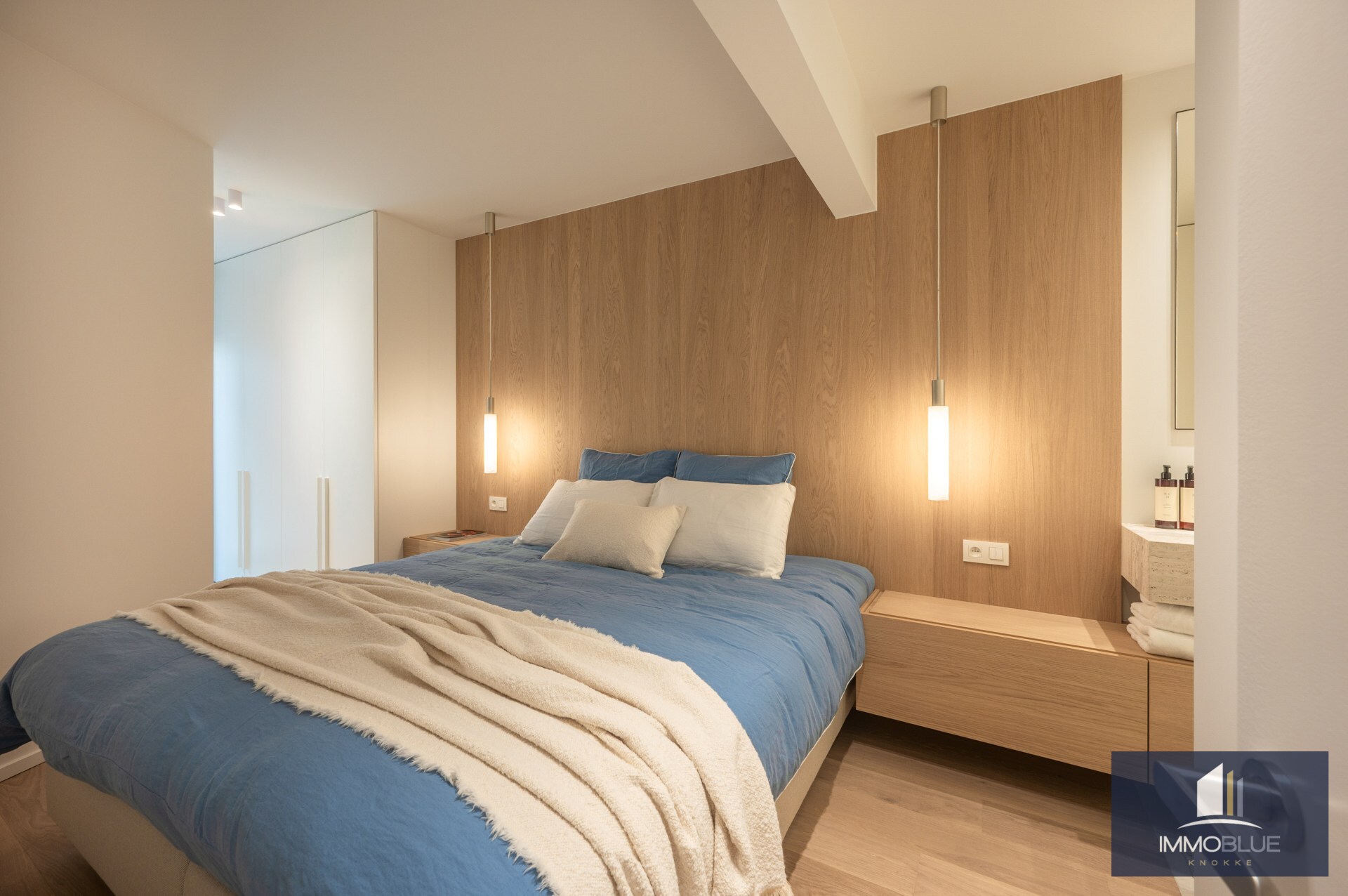 Prachtig gerenoveerd drie-slaapkamerappartement op een toplocatie vlak bij de Zeedijk en genietend van een zijdelings zeezicht. 