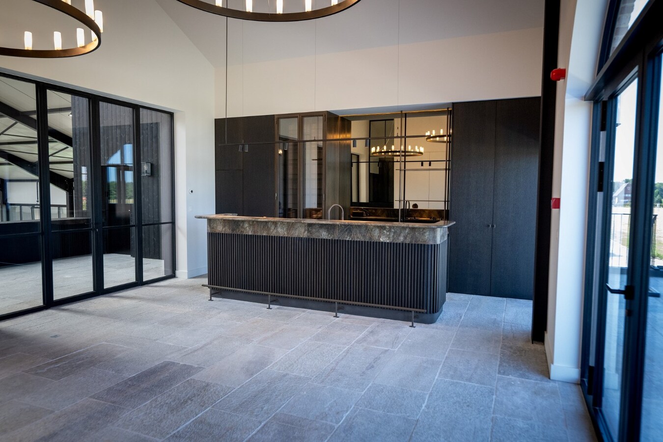 Exclusive professional equestrian accommodation (new construction) with villa on approximately 9 hectares in Neerpelt. 