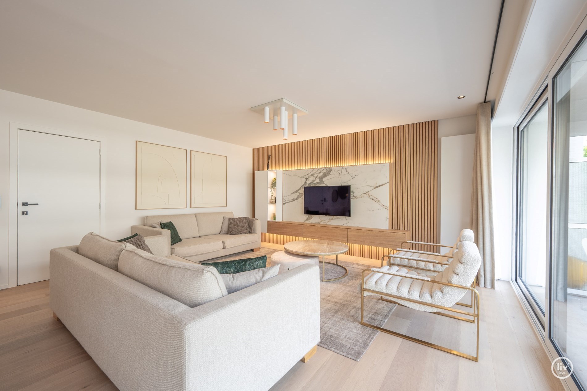 Instapklaar 3-kamer appartement op wandelafstand van de Lippenslaan met zuidgericht-terras. 8m gevelbreedte ! 