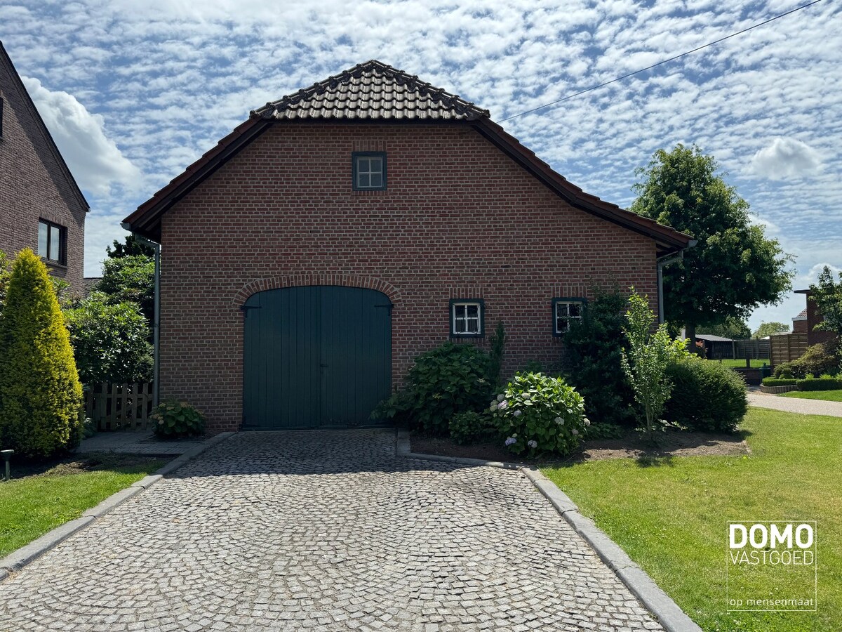 Charmante open bebouwing met 3 slaapkamers, 2 badkamers en prachtige tuin te huur 