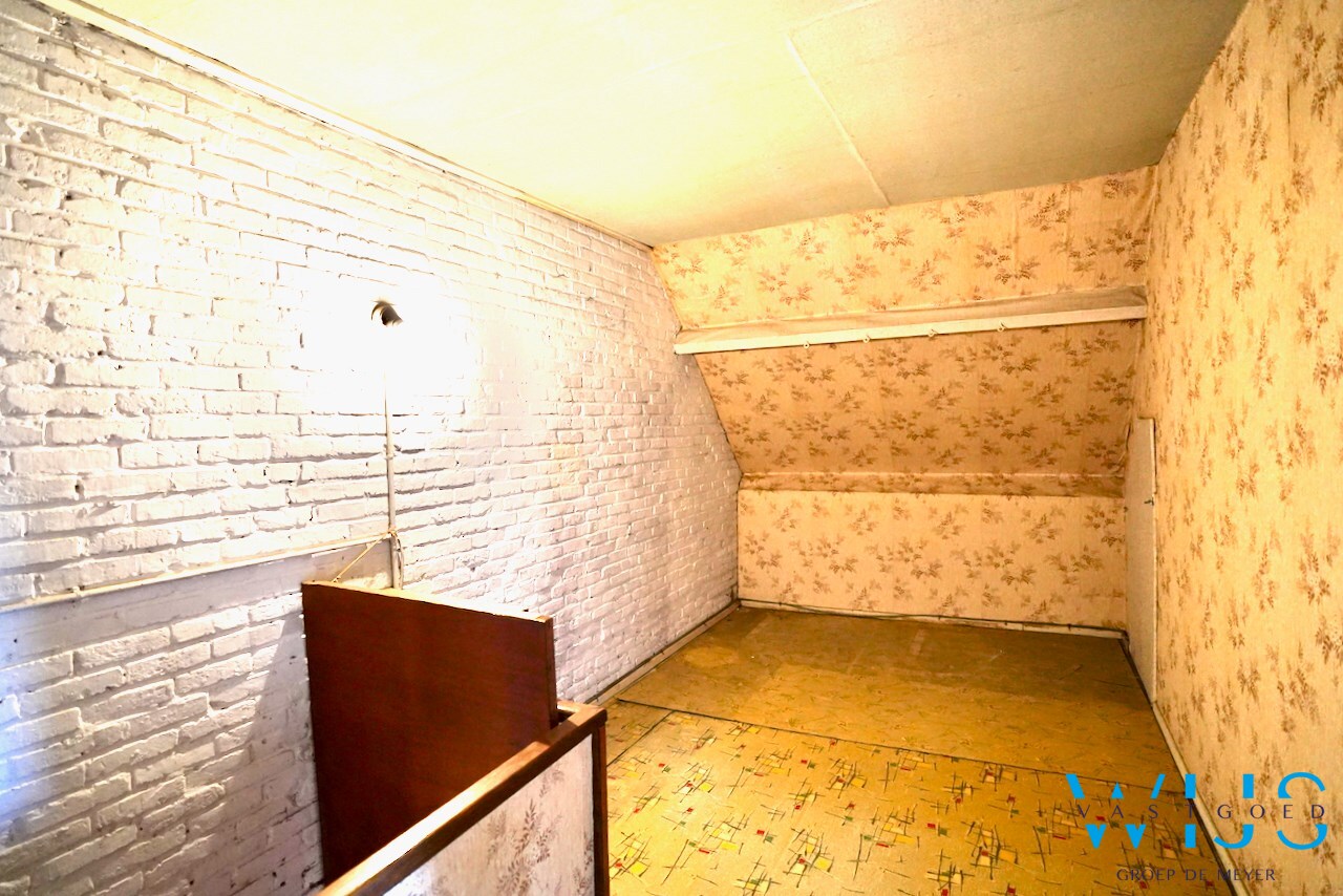 Op te frissen woning met tuin &amp; 2 garages te Rieme ! 