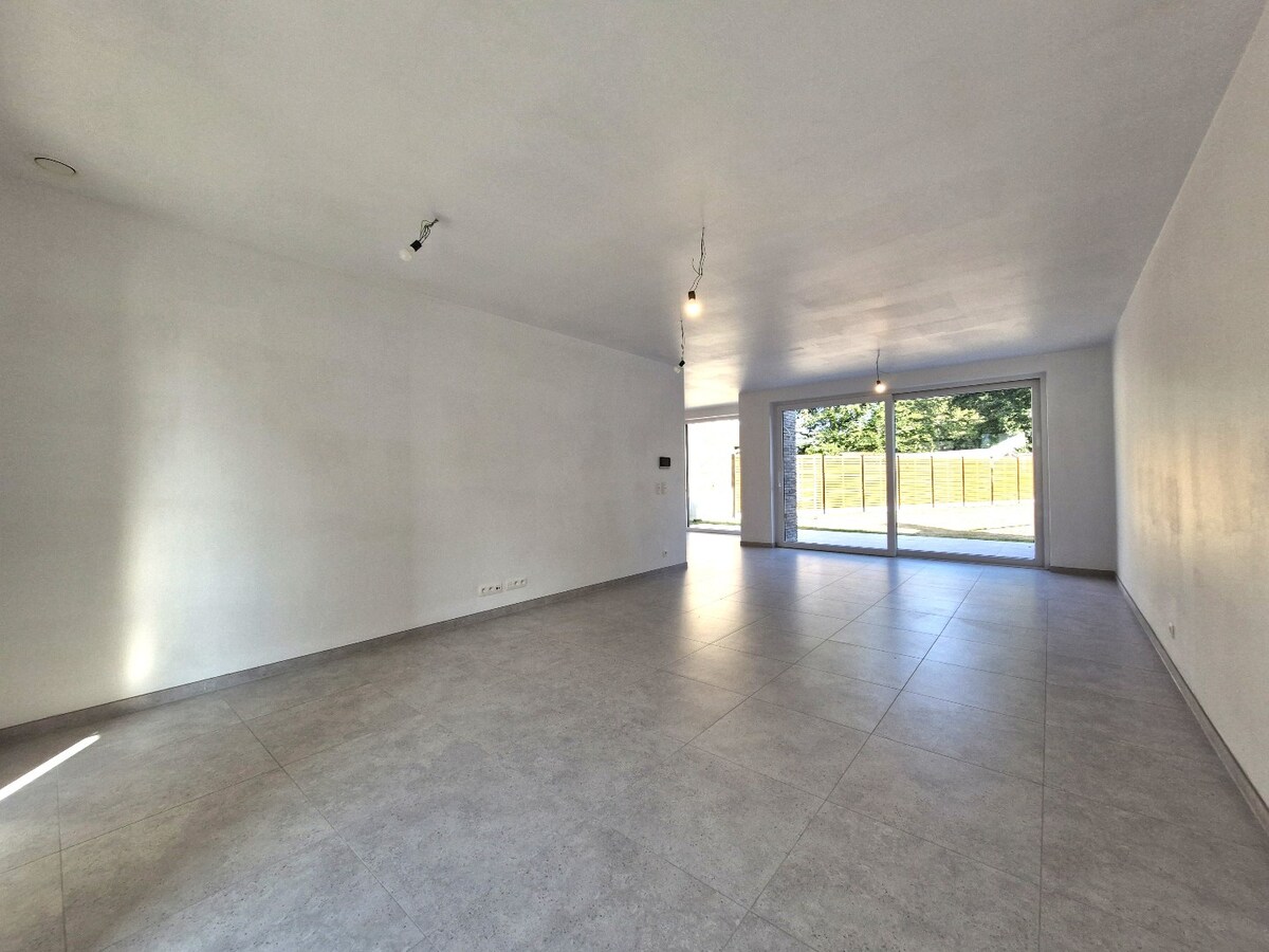 Nieuwbouwwoning met mooie tuin, garage en 4 slaapkamers te Dudzele 