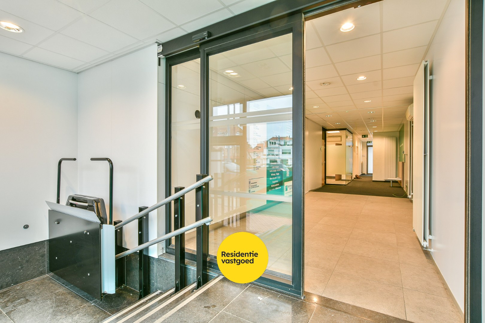 Uniek handelspand (voormalig bankkantoor) met veel mogelijkheden in centrum De Haan 