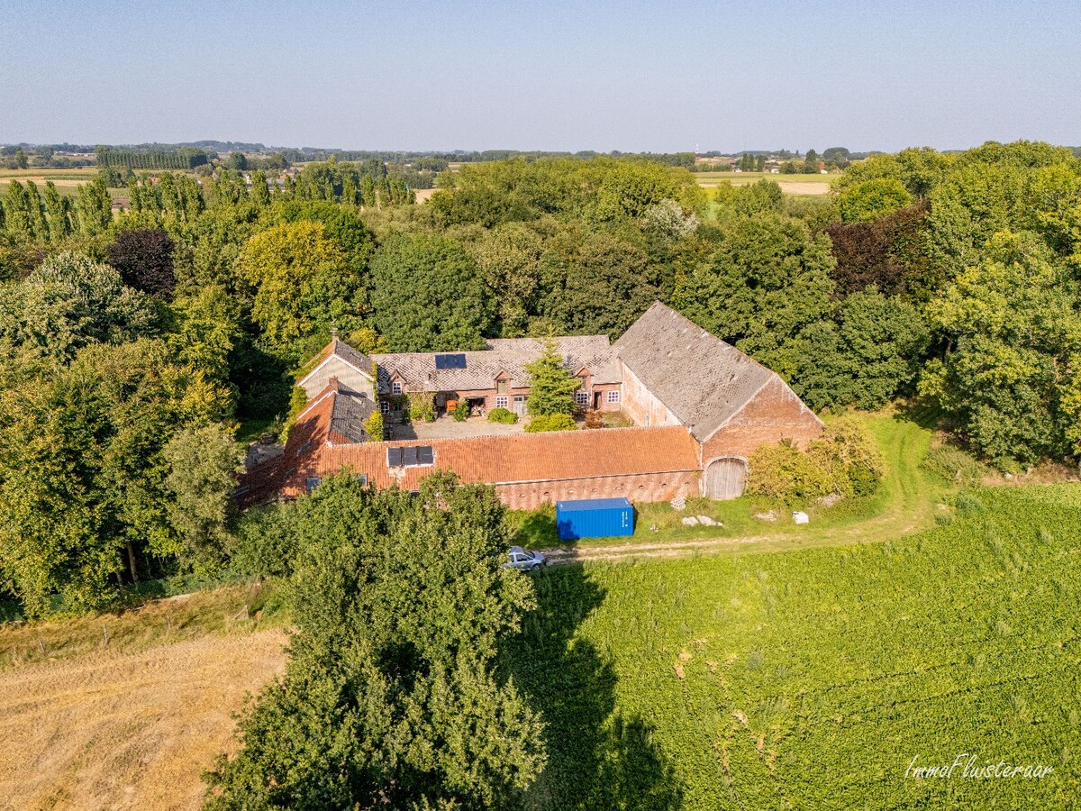 Unieke vierkantshoeve op een landelijke locatie op ca. 3 ha te Herne. 