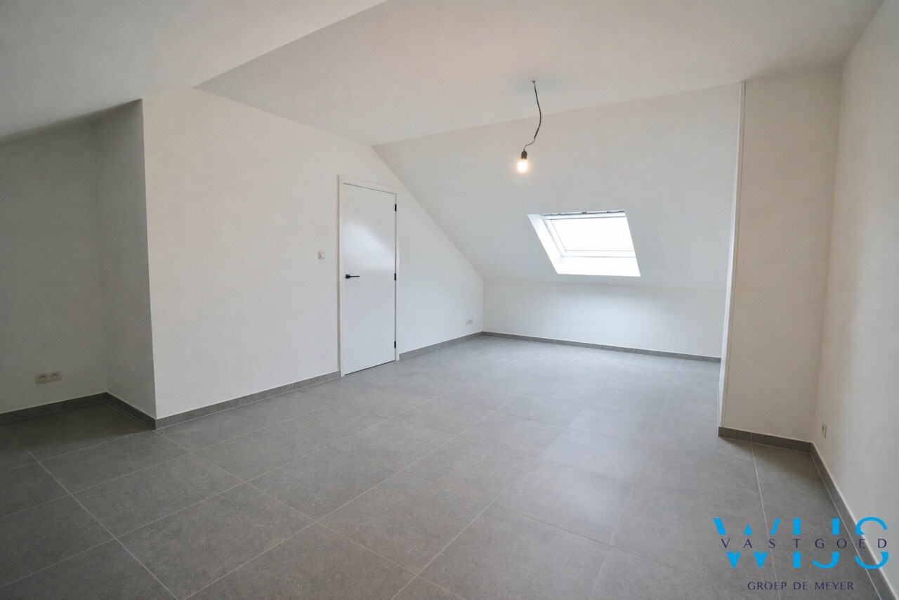 Drieslaapkamer appartement met garage in hartje Ertvelde ! 