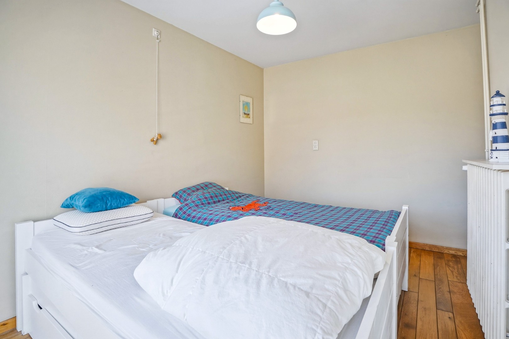 Instapklaar en lichtrijk 3-slaapkamerappartement (109 m²) met terras en privé-parkeerplaats te Oostduinkerke. 