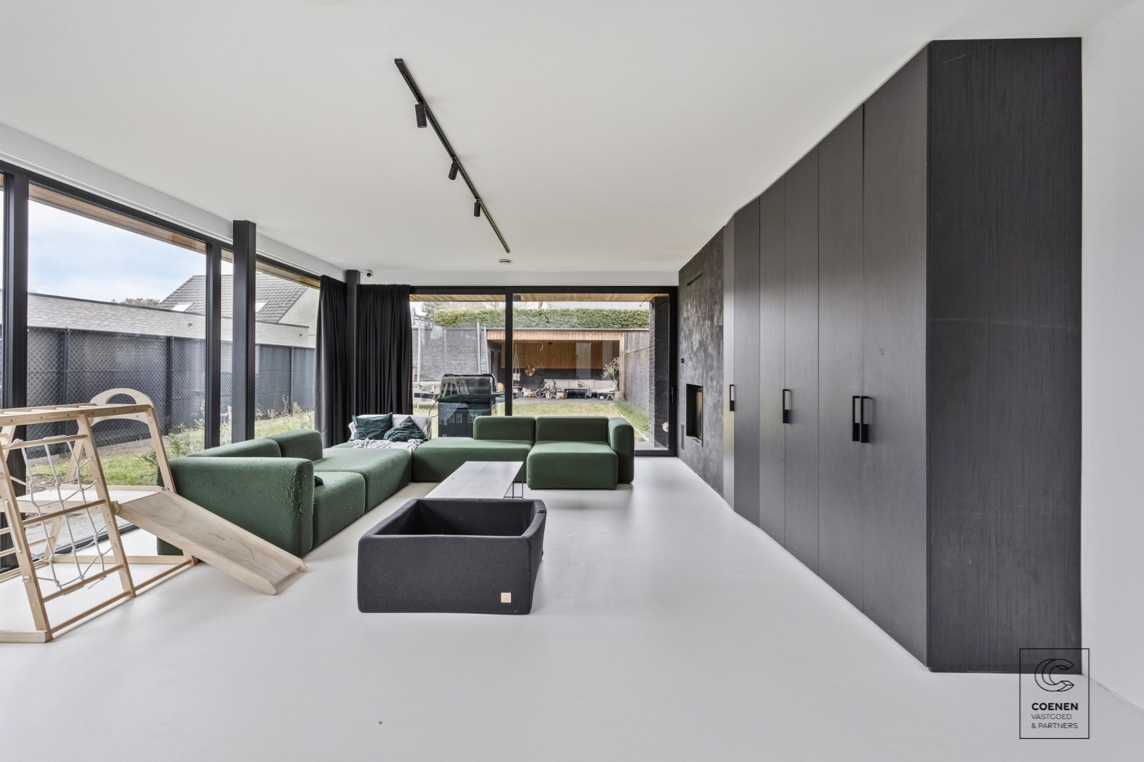 Prachtig verder af te werken HOB van 320 m² in een doodlopende straat! 