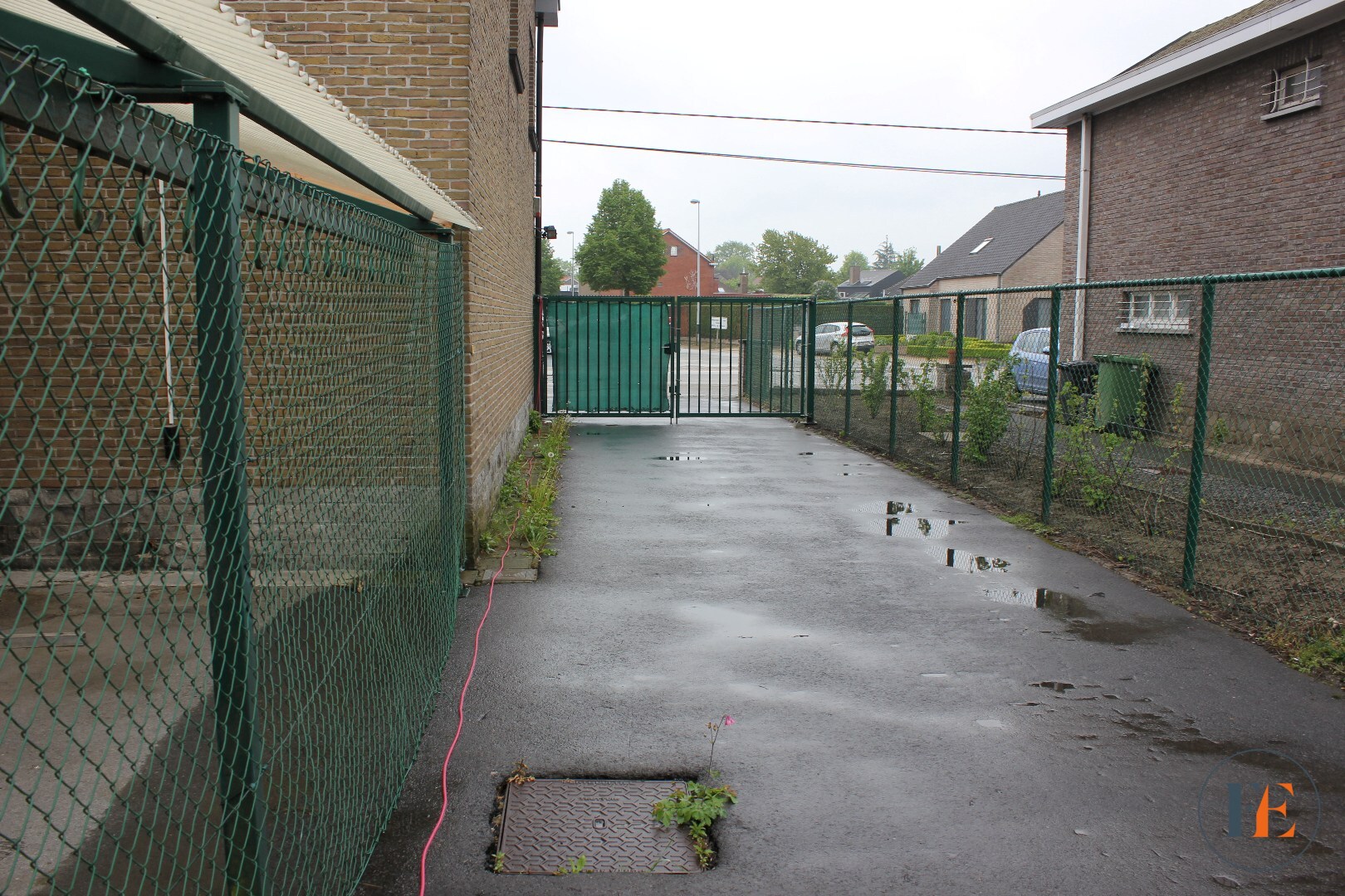Handelspand (235m²) met parking en garage 