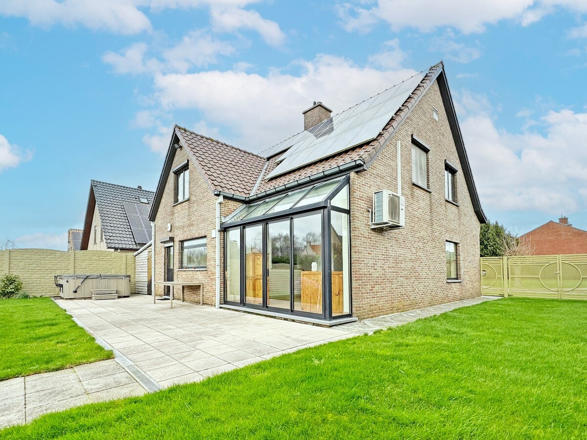 Ruime open bebouwing in landelijke stijl te Zottegem 