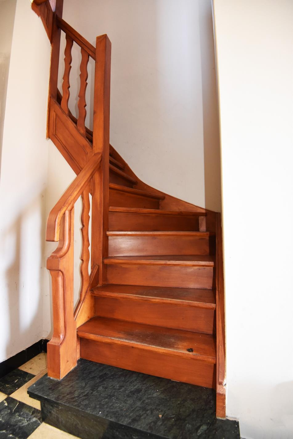 Pand met diverse mogelijke bestemmingen (9 slpks, 2 badkamers,...) goed gelegen te Adegem 