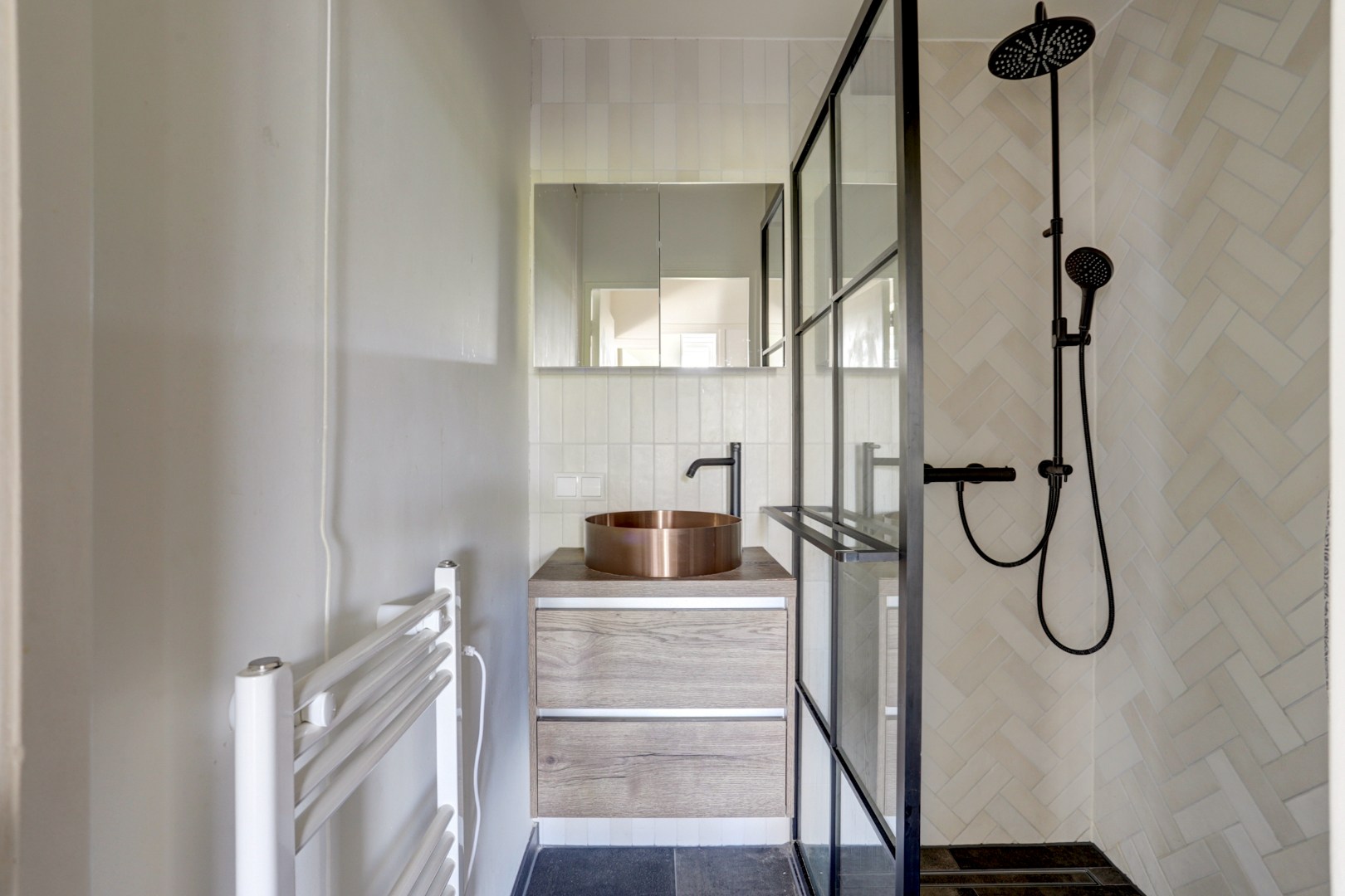 Instapklaar 3- (voorheen 4) kamer appartement op de 2e etage met moderne keuken met kookeiland, 2 balkons, 2 riante slaapkamers, moderne badkamer en gelegen op eigen grond! 
