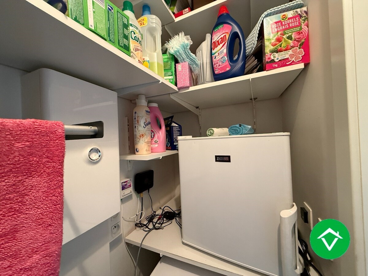 Gelijkvloers appartement op een centrale ligging met één slaapkamer, tuin en autostaanplaats te Roeselare 