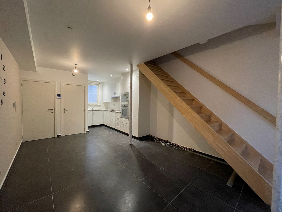 Gerenoveerde rijwoning met 2 ruime slaapkamers en koer te centrum Roeselare (vrij 1/10/2024) 