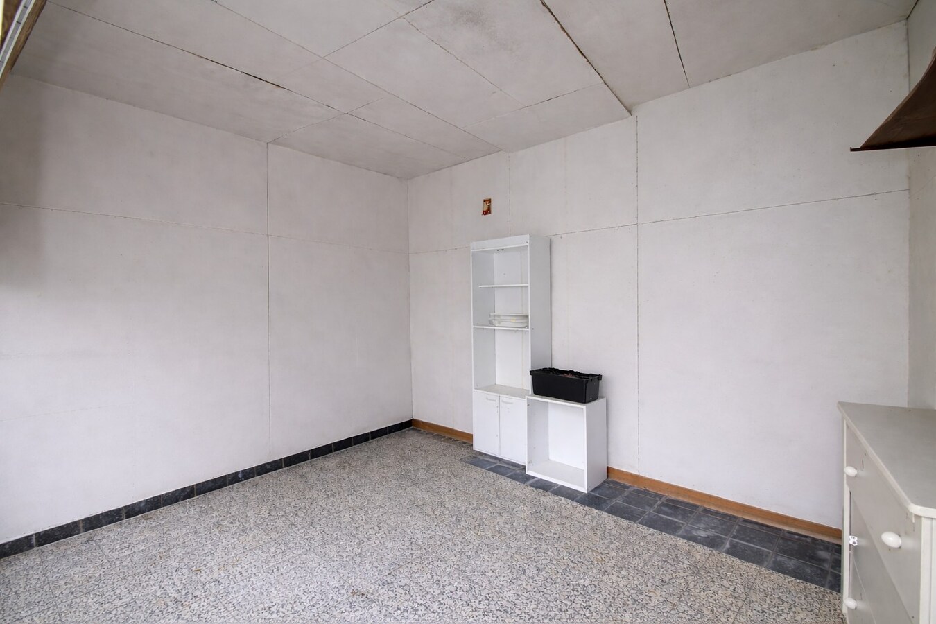 Centraal gelegen woning met drie slaapkamers, tuin én inpandige garage te koop in Sint-Niklaas! 