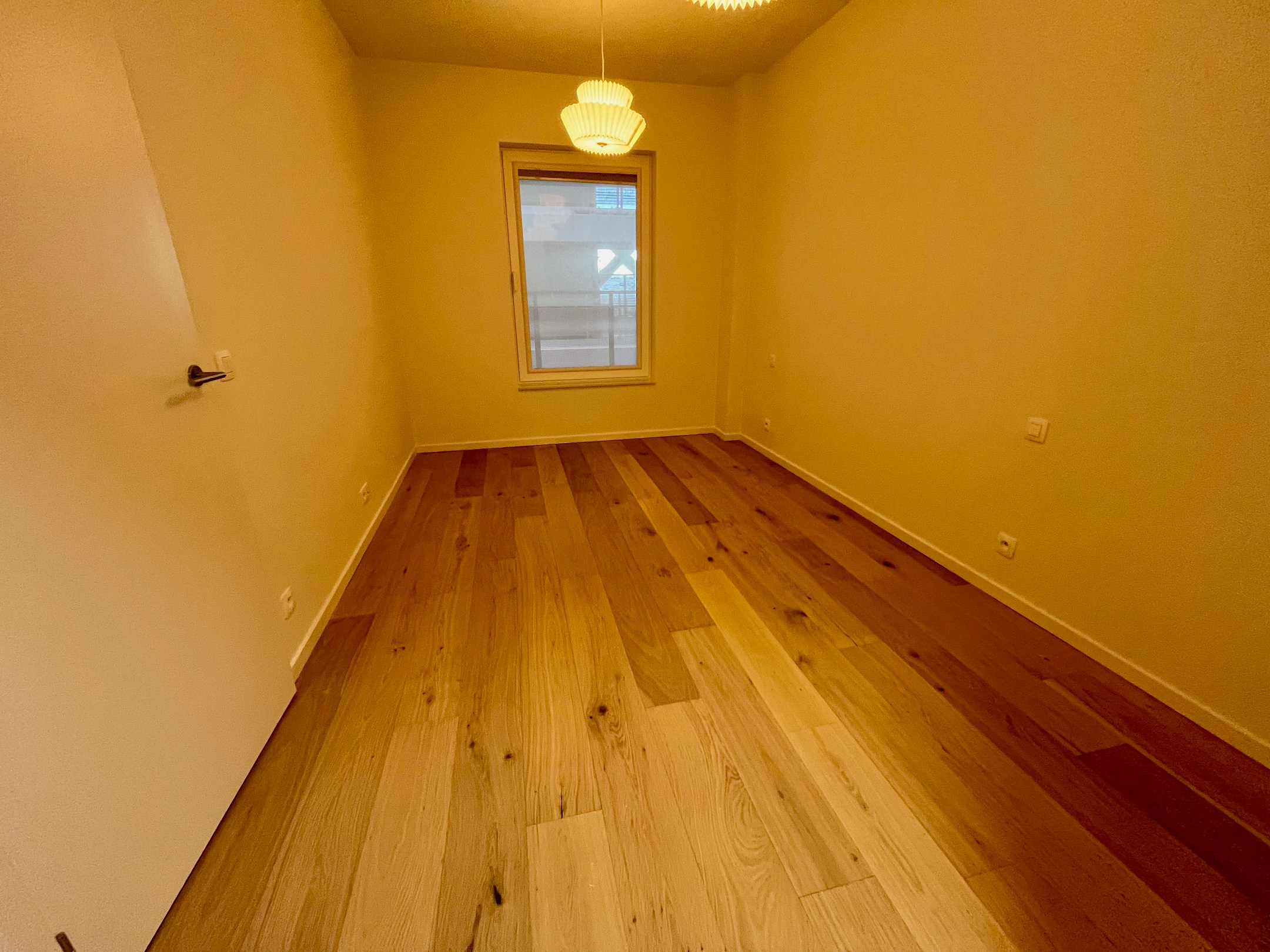 Non meublé : Appartement de 2 pièces idéalement situé à la Résidence Hoos avec vue latérale sur la mer. 