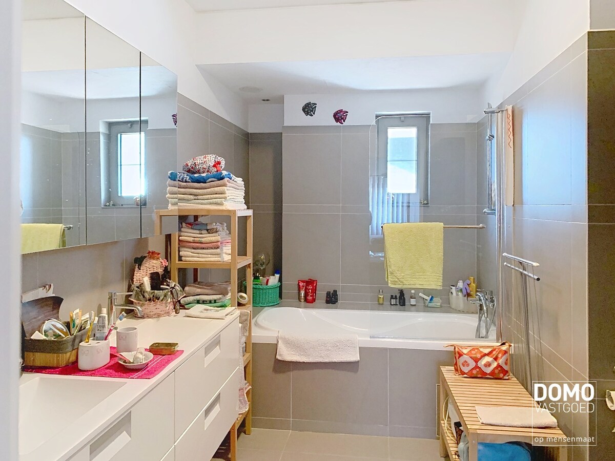 COMMERCIEEL PAND MET RUIM APPARTEMENT OP ZICHTBARE LOCATIE IN HERK-DE-STAD 