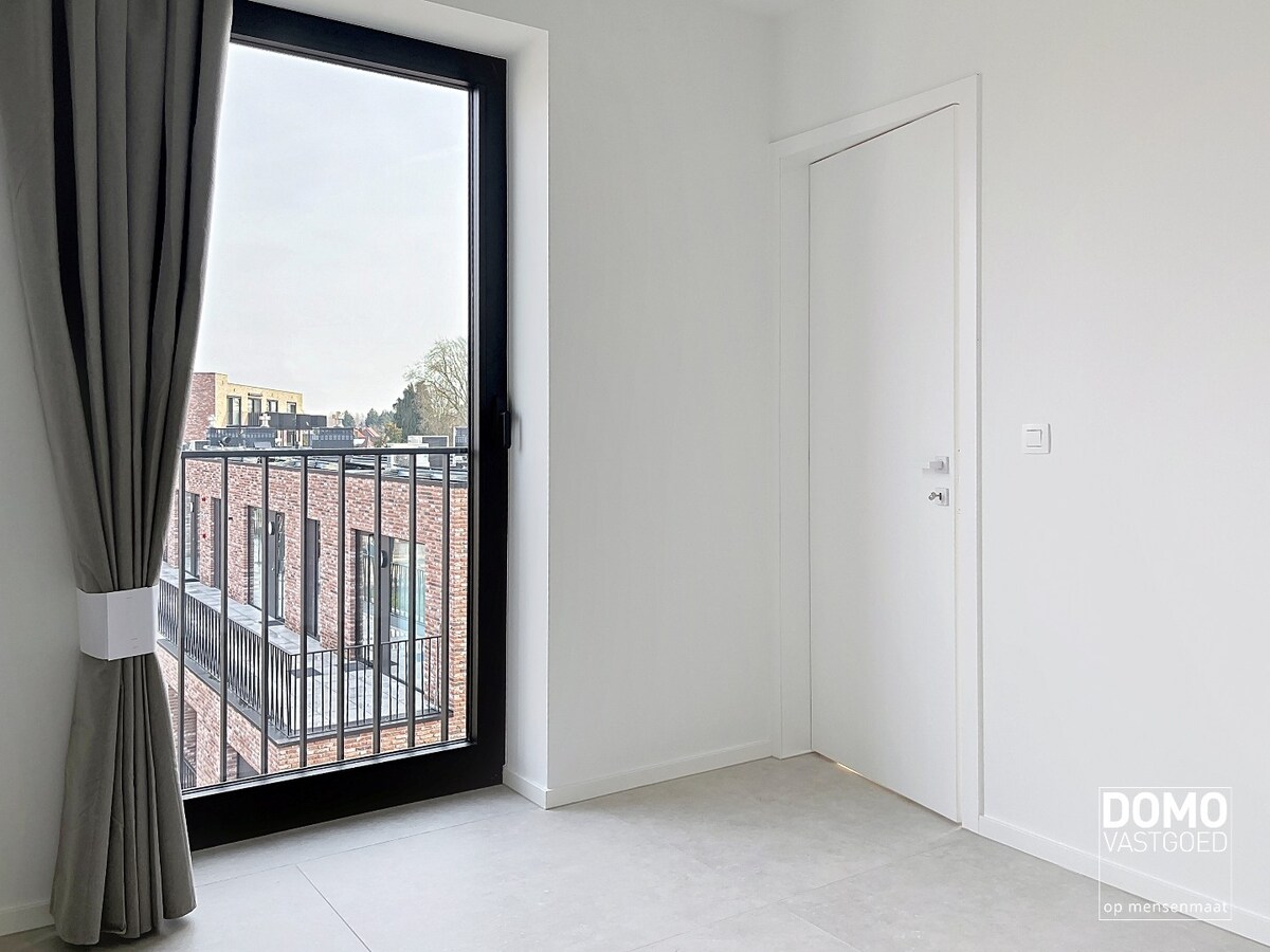 Penthouse met twee slaapkamers, ruim terras en autostandplaats te Kermt 