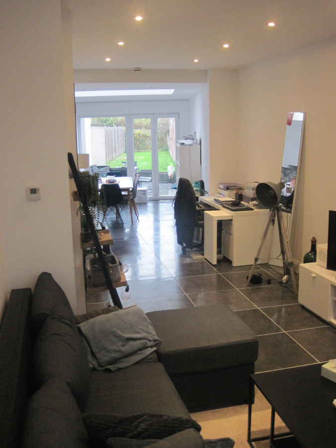 Recent vernieuwde, ruime rijwoning in hartje Gavere. 