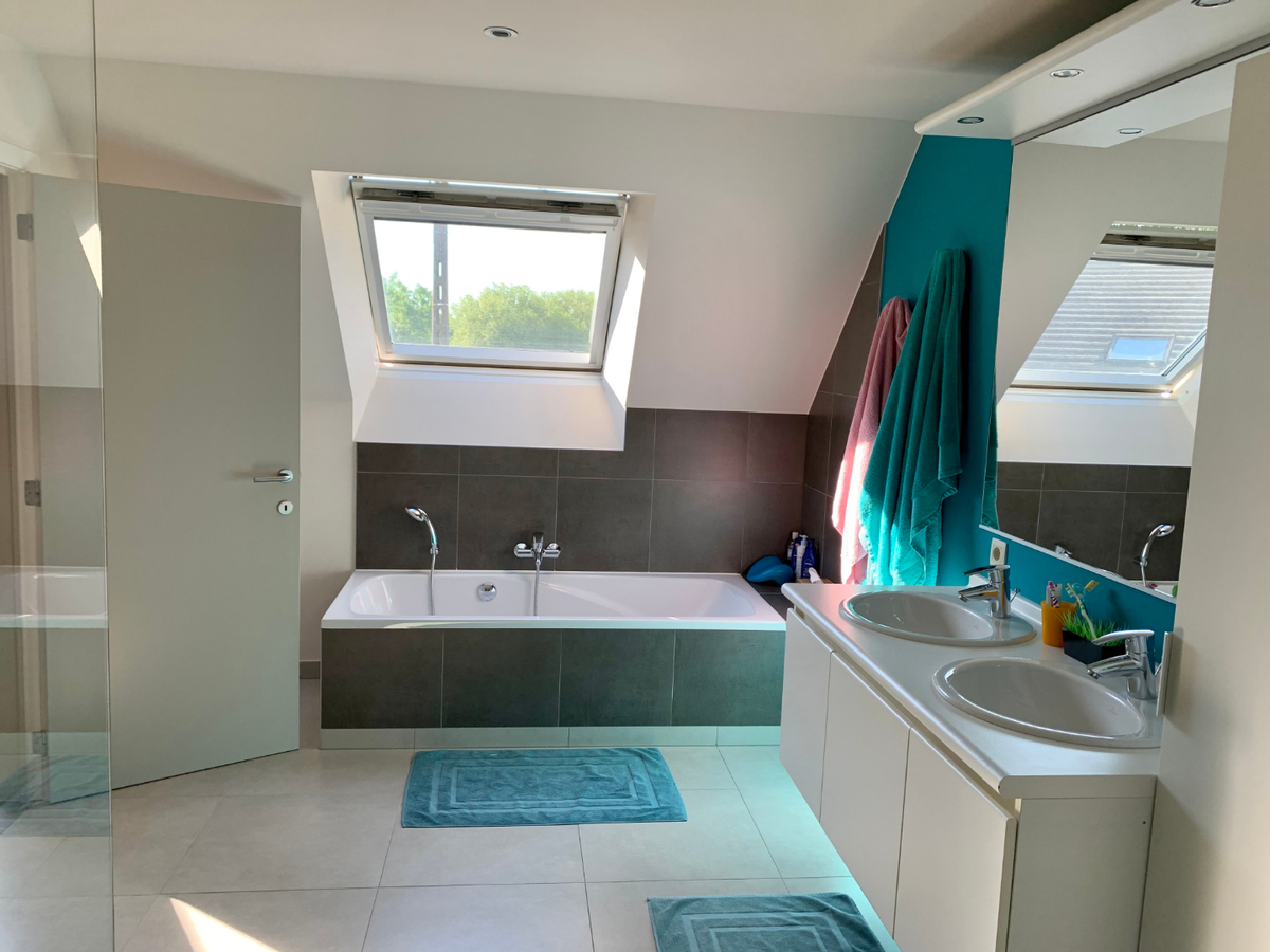 Ruime, eigentijdse Half Open Bebouwing. 