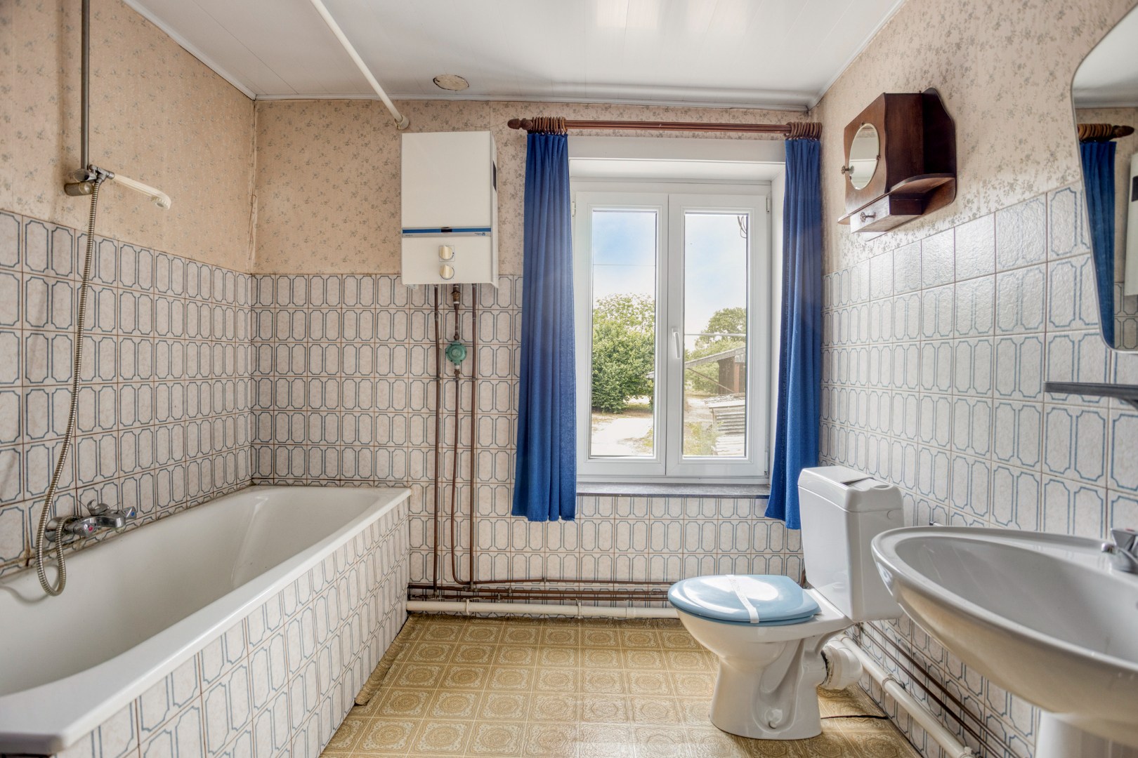 badkamer met ligbad en toilet