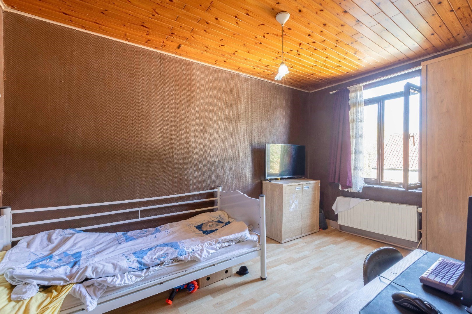 Rijwoning met 4 slaapkamers en koer vlakbij het centrum van Sint-Amandsberg 