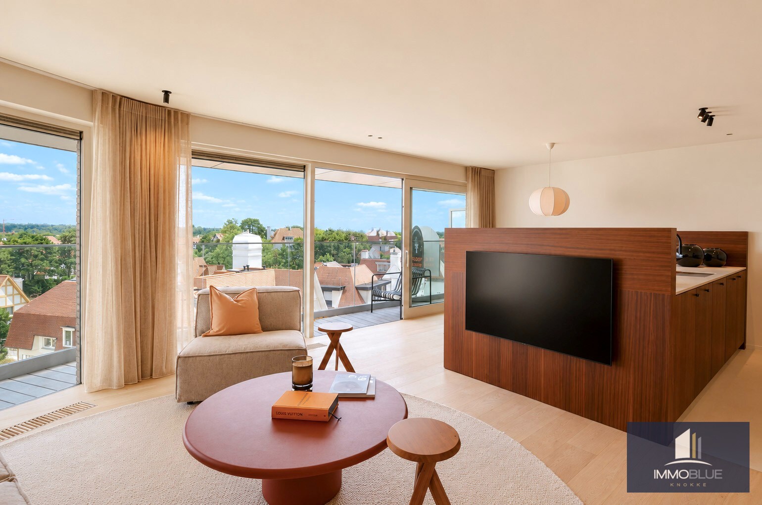 Appartement prestigieux entièrement rénové et fini avec des matériaux de haute qualité, situé à proximité de la place du Triangle. 
