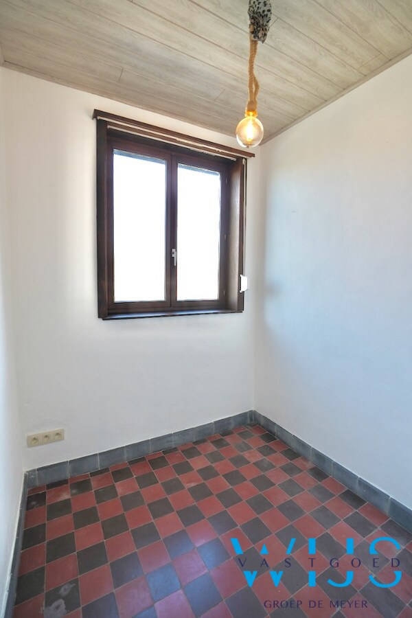 Zeer ruim en stevig woonhuis MET garage te Rieme ! 